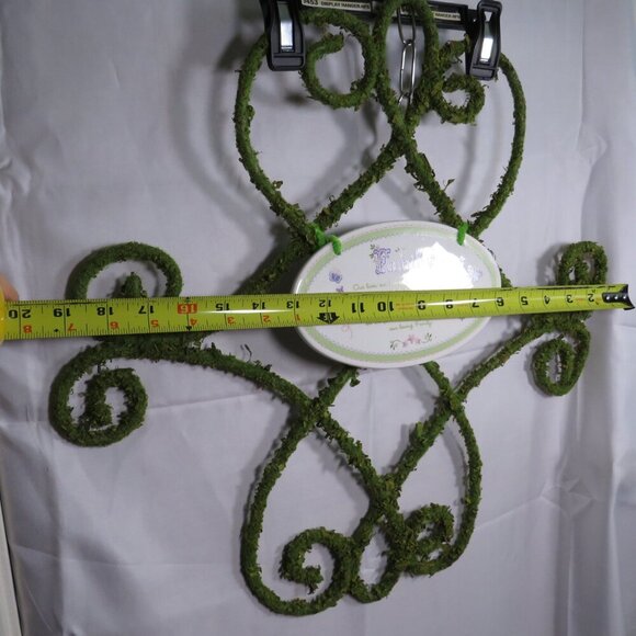 Green Botanical Wreath with "Family" Ceramic Plaque Faux Moss Thick Metal - Picture 8 of 12